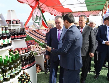 Боздиди Асосгузори сулҳу ваҳдати миллӣ – Пешвои миллат муҳтарам Эмомалӣ Раҳмон аз намоиши маҳсулотҳои Муассисаи давлатии хоҷагии ҷангали вилояти Суғд