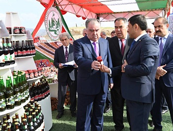 Боздиди Асосгузори сулҳу ваҳдати миллӣ – Пешвои миллат муҳтарам Эмомалӣ Раҳмон аз намоиши маҳсулотҳои Муассисаи давлатии хоҷагии ҷангали вилояти Суғд