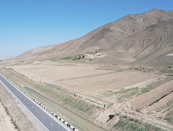 Ба истифода додани хати оби полезӣ ва бунёди боғи интенсивӣ дар мавзеи дашти Қозии деҳоти Ёрии шаҳри Панҷакент