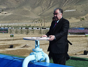 Ба истифода додани хати оби полезӣ ва бунёди боғи интенсивӣ дар мавзеи дашти Қозии деҳоти Ёрии шаҳри Панҷакент